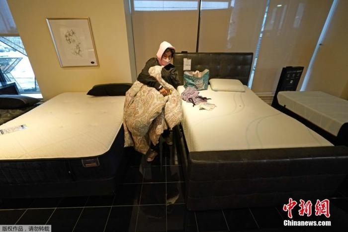 當(dāng)?shù)貢r(shí)間2月17日，美國(guó)得州的一家畫(huà)廊兼家具店內(nèi)，大批民眾來(lái)此避寒取暖，其中不乏一些人帶著被子來(lái)過(guò)夜。美國(guó)近日遭遇極寒天氣侵襲，多地氣溫創(chuàng)近年新低，其中得州災(zāi)情最嚴(yán)重，暴風(fēng)雪導(dǎo)致電網(wǎng)在酷寒中癱瘓，約400萬(wàn)居民家中長(zhǎng)時(shí)間停電。美國(guó)國(guó)家氣象局表示，得州休斯敦等地的氣溫甚至比靠近北極圈的阿拉斯加還要低。