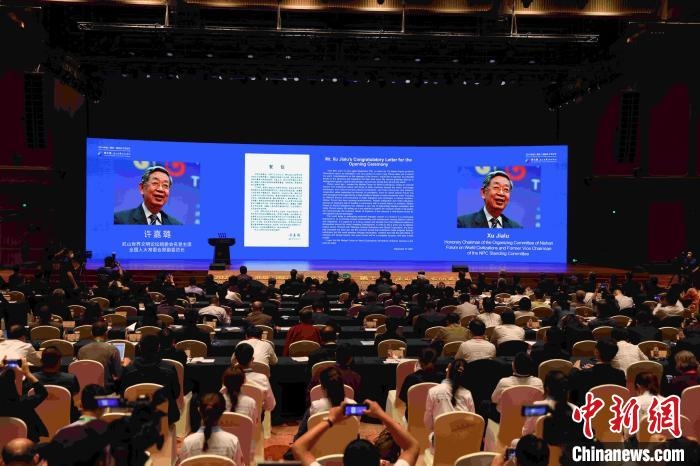 第九屆、第十屆全國(guó)人大常委會(huì)副委員長(zhǎng)許嘉璐向大會(huì)發(fā)來(lái)賀信。　盛佳鵬 攝