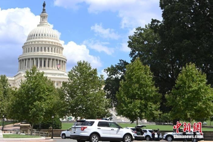 當?shù)貢r間8月19日，一名男子駕駛黑色皮卡至國會圖書館前，并聲稱車上有炸彈。該事件導致美國國會大廈周邊街道封鎖，警方還疏散了周邊國會辦公樓和聯(lián)邦最高法院里的工作人員。圖為警方在美國會大廈西側(cè)廣場警戒。 <a target='_blank' href='http://www.chinanews.com/'>中新社</a>記者 陳孟統(tǒng) 攝