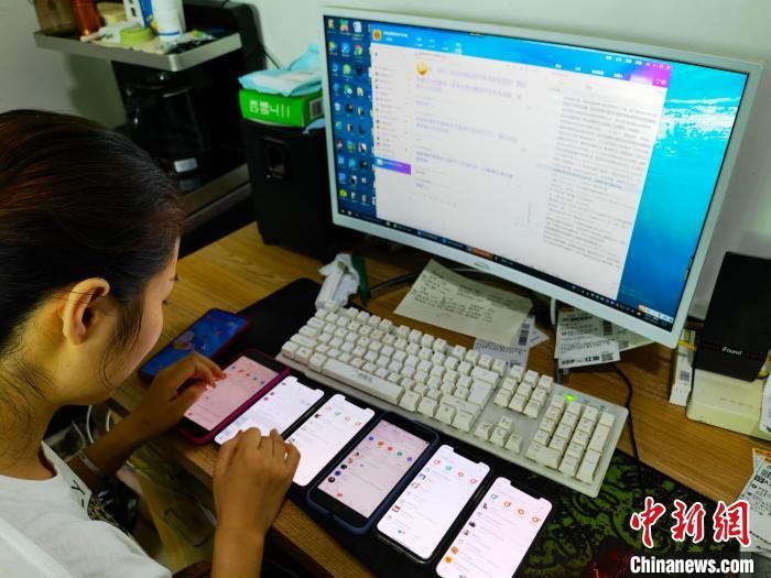 圖為網(wǎng)絡(luò)客服為網(wǎng)上“專車座套”客戶答疑釋惑?！巫雍?攝