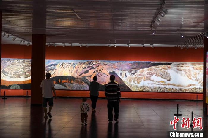 162米巨幅油畫長(zhǎng)卷《黃河》吸引市民駐足觀看?！钊A峰 攝