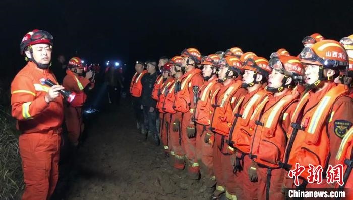 平遙縣消防救援大隊(duì)大隊(duì)長龔宇作總攻發(fā)起前的動(dòng)員?！￠Z旭輝 攝