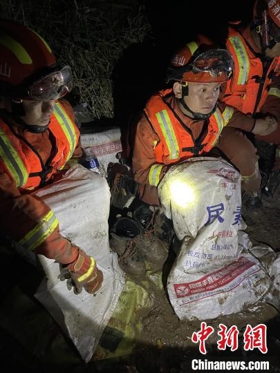短暫修整期間，消防員脫掉鞋襪，用編織袋套住腿腳保暖?！￠Z旭輝 攝