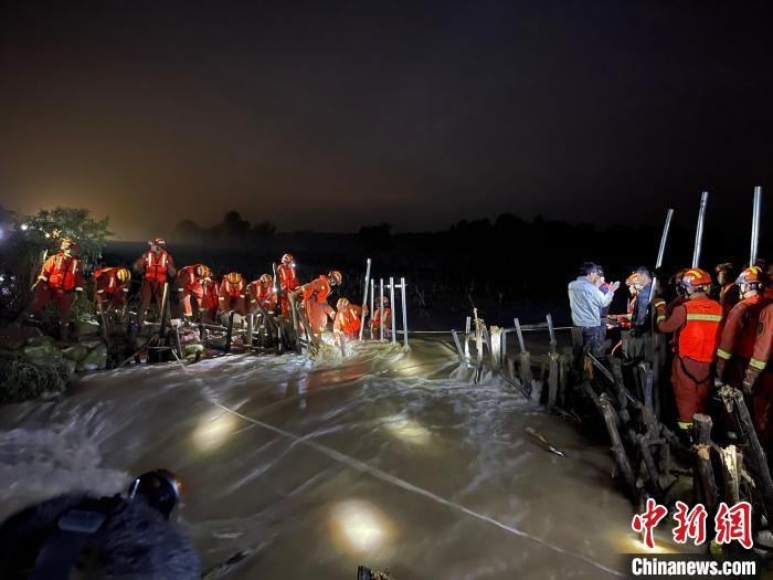 消防員分成左右兩路，同時(shí)發(fā)起決口封堵總攻。　閆旭輝 攝