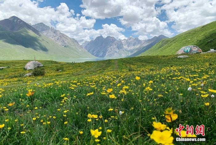 位于青海省果洛藏族自治州久治縣的年保玉則意為“神圣不可侵犯的地方”，山形如蓮花，總面積3469平方公里，保存有冰蝕地貌、冰磧地貌、現(xiàn)代冰川等地質(zhì)遺跡，有“天神后花園”之稱。
<a target='_blank' href='http://www.chinanews.com/'>中新社</a>記者 孫睿 攝