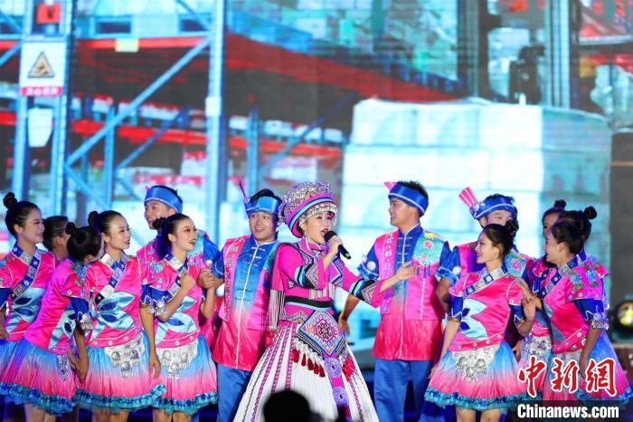 專場晚會上的民族歌舞表演。　喬長嬌 攝