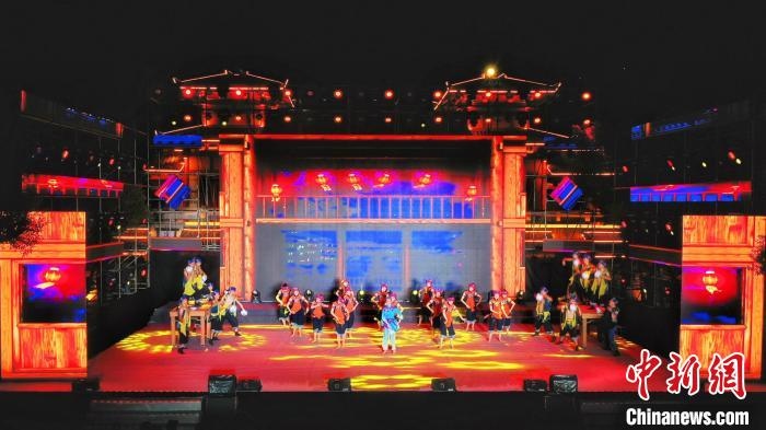 2021昭君文化旅游活動專場晚會現(xiàn)場?！≈苄橇?攝