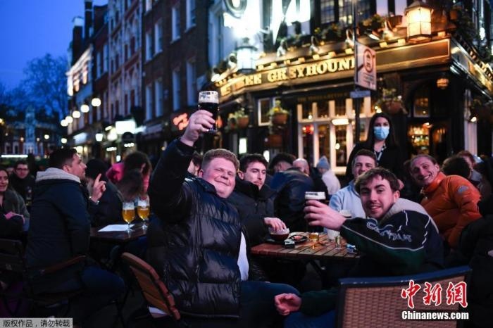 當?shù)貢r間2021年4月12日，英國進入放松疫情封鎖措施的第二階段。商鋪、理發(fā)店、健身房等被允許重新開張，酒吧和餐館也可以在室外營業(yè)。據(jù)悉，酒吧解封的第一晚，倫敦大批民眾在市中心喝酒跳舞，場面宛如狂歡節(jié)。