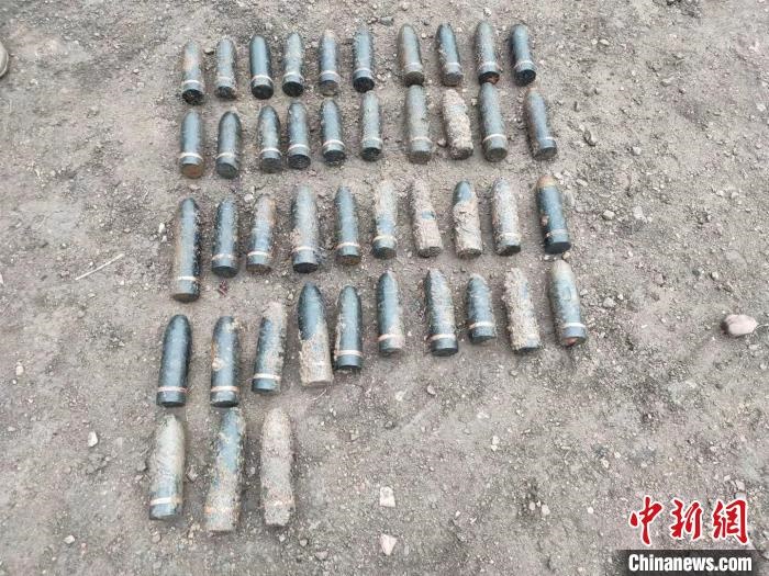 圖為發(fā)現(xiàn)的遺留炮彈?！√厝崭駱?攝