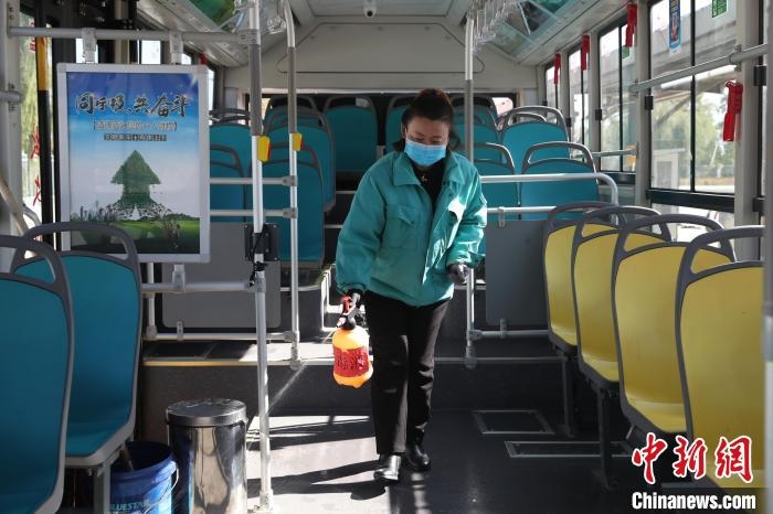 工作人員正在對公交車進行消殺?！∮诰?攝