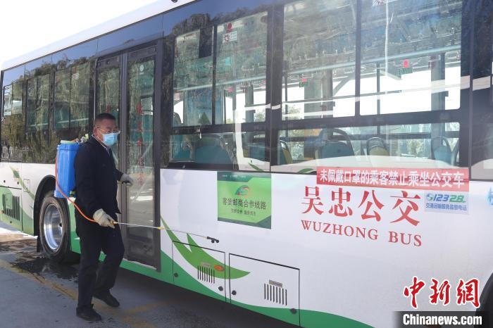 工作人員正在對公交車進行消殺?！∮诰?攝
