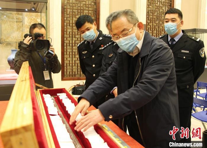 山東博物館館長鄭同修介紹涉案文物龍首錯(cuò)銀木柲銅杖。　趙曉 攝