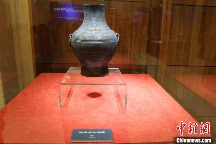 二級(jí)文物戰(zhàn)國時(shí)期漆蓋云紋銅壺?！≮w曉 攝