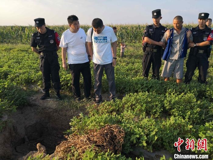 資料圖：犯罪嫌疑人辨認(rèn)作案現(xiàn)場(chǎng)?！〖蜗榭h公安局供圖