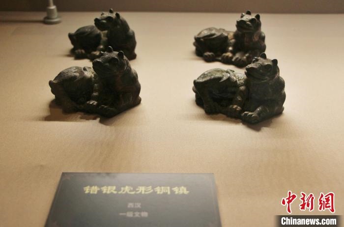 一級(jí)文物錯(cuò)銀虎形銅鎮(zhèn)?！≮w曉 攝