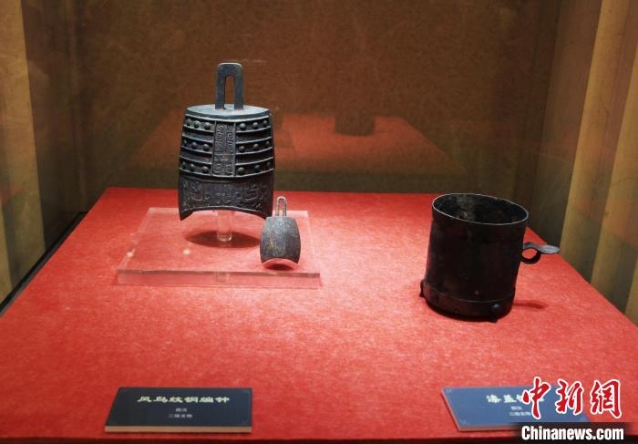 二級(jí)文物西漢鳳鳥紋銅編鐘、漆蓋銅卮。　趙曉 攝