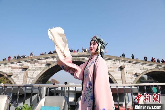 2019京杭對(duì)話的大運(yùn)河京杭雅集活動(dòng)中，浙江昆劇團(tuán)國(guó)家一級(jí)演員楊崑在中國(guó)大運(yùn)河(杭州段)上進(jìn)行表演。　徐軍 攝 攝