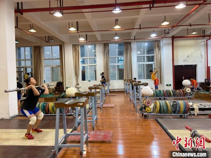 石智勇的師弟師妹們訓(xùn)練場(chǎng)景?！×植?攝