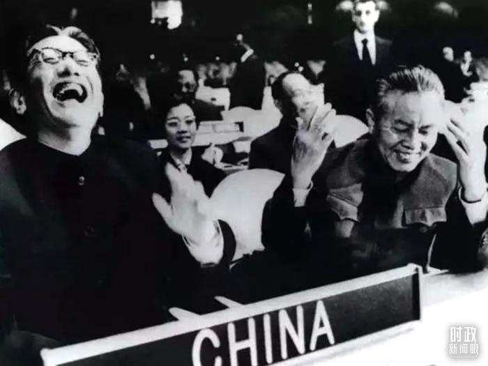 △1971年11月15日，以外交部副部長喬冠華(左一)為團長、黃華(右一)為副團長的中國代表團，首次出現(xiàn)在聯(lián)合國大會上。(資料圖)