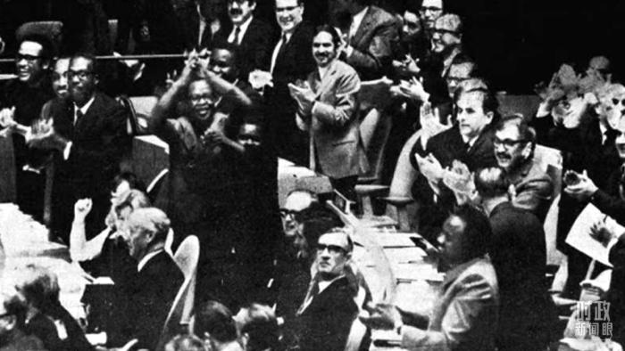 △第2758號決議通過后，現(xiàn)場爆發(fā)出熱烈歡呼聲。(資料圖)