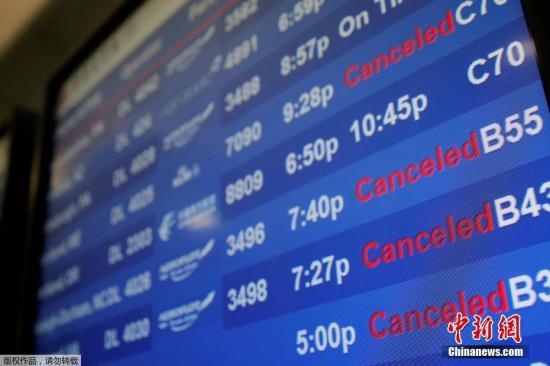 水管破裂造成第四航站樓的多家航班延誤或取消。圖為航站樓內(nèi)的電子公告牌顯示航班信息。