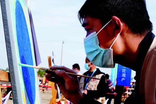 　　參加文物技能競賽彩畫項目的選手。