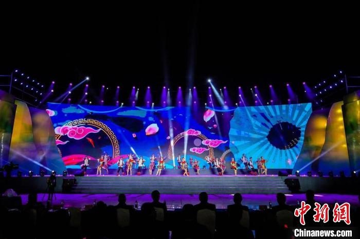 圖為中國(guó)·重慶秀山第二屆“金山銀山”文化旅游節(jié)開(kāi)幕現(xiàn)場(chǎng)?！⌒闵娇h文旅委供圖