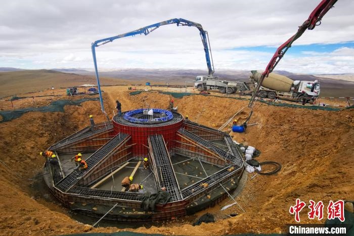 資料圖為該風(fēng)電場建設(shè)現(xiàn)場?！≈袊娊瘓F成都勘測設(shè)計研究院有限公司 供圖