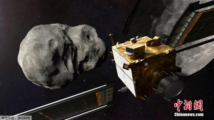 當(dāng)?shù)貢r(shí)間11月4日，法新社公布了兩張來自美國(guó)宇航局的太空效果圖，畫面顯示一艘宇宙飛船從小行星后面進(jìn)行撞擊。據(jù)悉，美國(guó)宇航局計(jì)劃讓一艘以每小時(shí)24000公里的速度飛行的宇宙飛船撞上一顆小行星以進(jìn)行“行星防御”測(cè)試，雖然地球尚且沒有面臨如此緊迫的危險(xiǎn)。