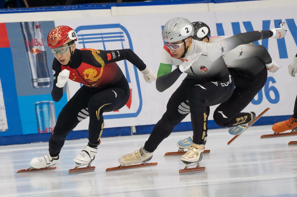 11月20日，中國(guó)選手武大靖(左)和匈牙利選手劉少林在比賽中。劉少林奪得冠軍，武大靖獲得第四名。新華社發(fā)(弗爾季·奧蒂洛 攝)