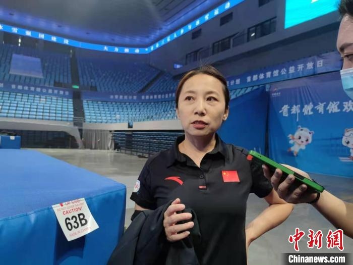 中國(guó)滑冰協(xié)會(huì)主席、前中國(guó)短道速滑隊(duì)主教練李琰表示，”冰雪惠民計(jì)劃“能推動(dòng)更多人上冰 郝凌宇 攝