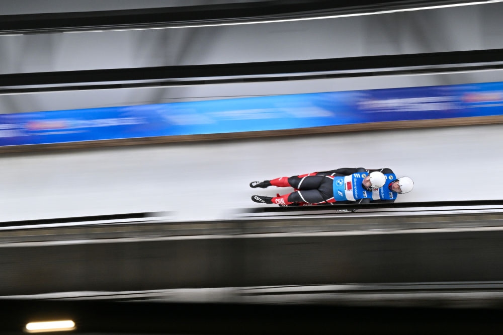 11月21日，“相約北京”國(guó)際雪橇聯(lián)合會(huì)雪橇世界杯，中國(guó)選手黃葉波/彭俊越在團(tuán)體接力比賽中。新華社記者陳益宸攝