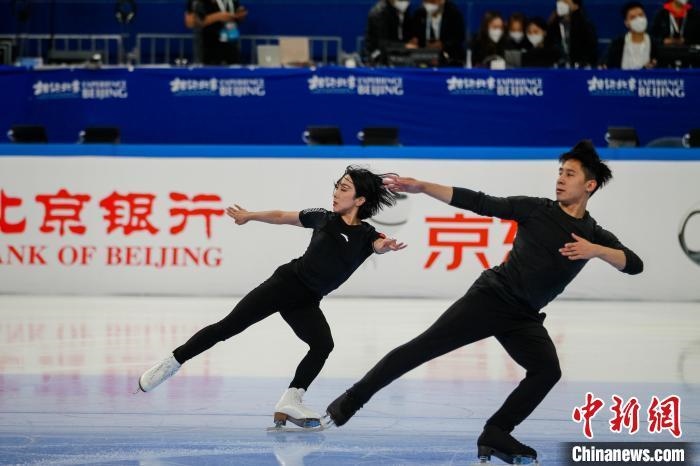 圖為隋文靜、韓聰在測試賽期間進(jìn)行官方訓(xùn)練 王洋 攝