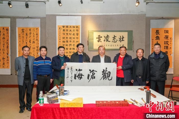 圖為百名將軍書畫展活動(dòng)現(xiàn)場?！∷涡憬?攝 攝