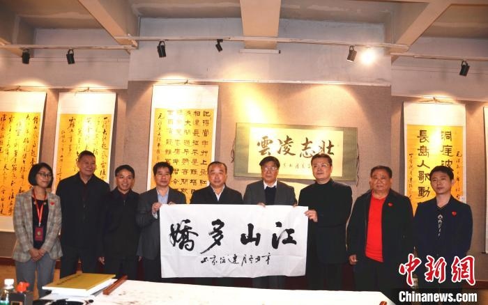 圖為百名將軍書畫展活動(dòng)現(xiàn)場。　顏新陽 攝 攝