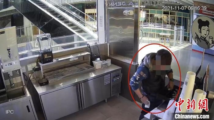 嫌疑人實施犯罪行為的監(jiān)控視頻?！↑S浦公安供圖