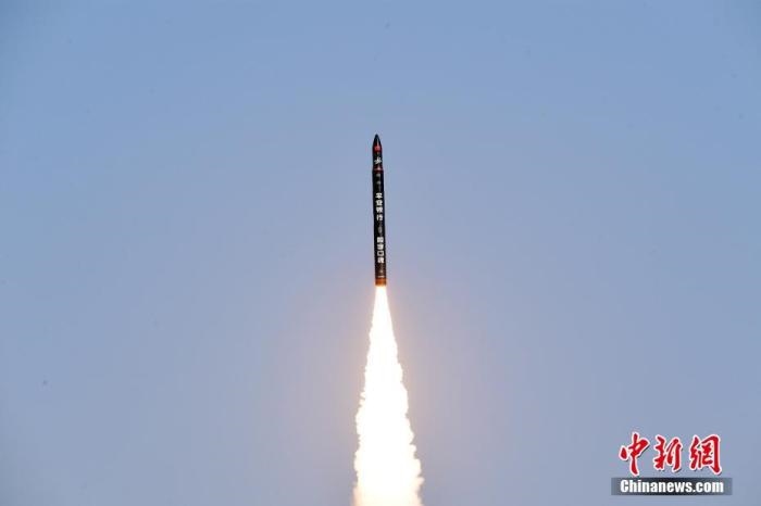 北京時間2021年12月7日12時12分，谷神星一號遙二運載火箭在中國酒泉衛(wèi)星發(fā)射中心成功發(fā)射升空，將搭載的天津大學(xué)一號、麗澤一號、寶醞號、金紫荊五號、金紫荊一號03星等5顆小衛(wèi)星順利送入預(yù)定軌道，發(fā)射任務(wù)獲得圓滿成功。汪江波 攝