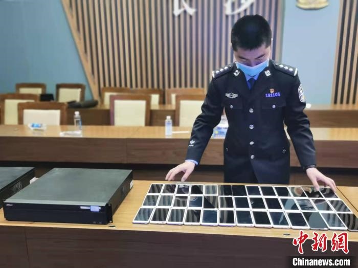 民警展示作案工具?！￠L沙市公安局供圖