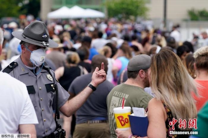 當(dāng)?shù)貢r(shí)間6月17日，美國肯塔基州國會(huì)大樓外，上千名在疫情期間失業(yè)的美國民眾在此排隊(duì)等候進(jìn)入大樓。據(jù)悉肯塔基州在疫情期間開設(shè)了臨時(shí)失業(yè)辦公室。