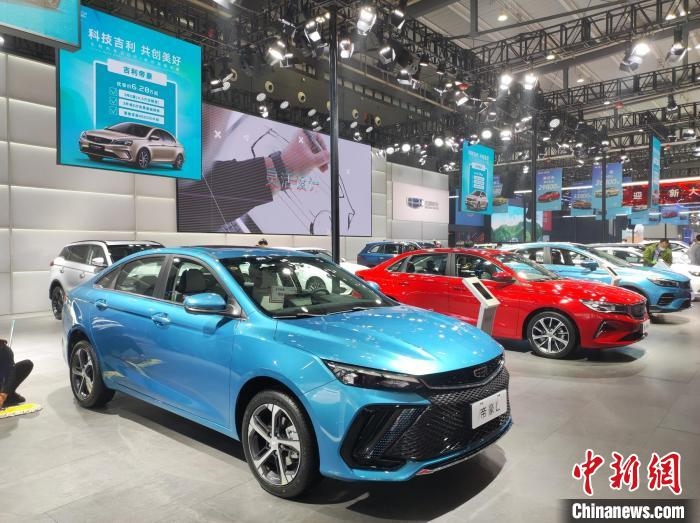 長(zhǎng)沙國(guó)際車展上展出的汽車?！√菩∏?攝