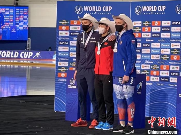 寧忠?guī)r在頒獎(jiǎng)儀式上。　黑龍江省體育局提供