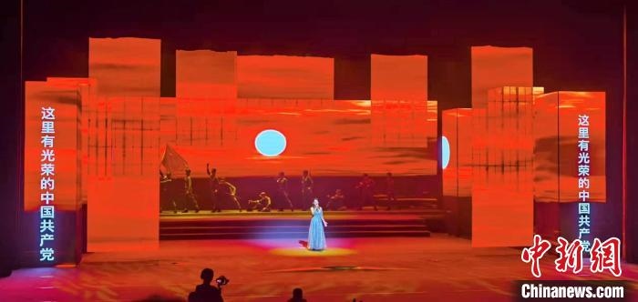 圖為“百年風(fēng)華”大型音樂史詩劇現(xiàn)場。　劉海靈 攝