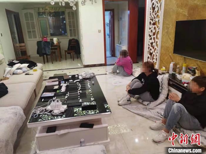 資料圖為果洛藏族自治州公安民警抓獲的犯罪嫌疑人?！‖斍呖h公安局供圖