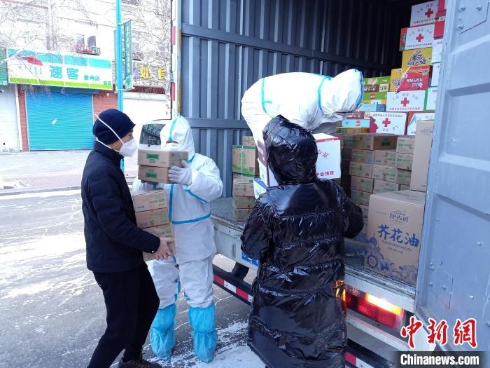 圖為滿洲里物資保障巡回補(bǔ)給車隊配貨現(xiàn)場?！∏靥饌?攝