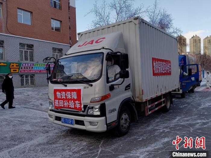 圖為滿洲里物資保障巡回補(bǔ)給車隊配貨現(xiàn)場?！∏靥饌?攝