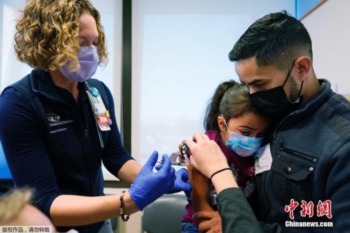資料圖：當(dāng)?shù)貢r(shí)間11月3日，美國華盛頓，國立兒童醫(yī)院為孩子接種疫苗。美國新冠疫苗接種進(jìn)入了一個(gè)新階段，數(shù)百萬名小學(xué)生現(xiàn)在可以接種疫苗。