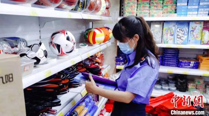 圖為秦皇島市海港區(qū)市場監(jiān)督管理局工作人員正在檢查涉冬奧標(biāo)志商品?！∏鼗蕧u市海港區(qū)市場監(jiān)督管理局供圖