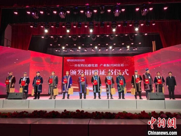 阿勒泰地區(qū)牧民靠企業(yè)的幫扶走上了致富道路?！」o琨 攝