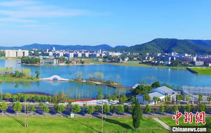 后湖藝術(shù)園?！√菩∏?攝