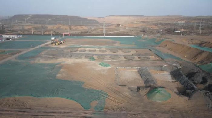 2021年12月11日，督察組使用無(wú)人機(jī)拍攝，神木市蘭炭產(chǎn)業(yè)特色園區(qū)檸條塔片區(qū)廢水集中處理設(shè)施僅完成部分基礎(chǔ)建設(shè)